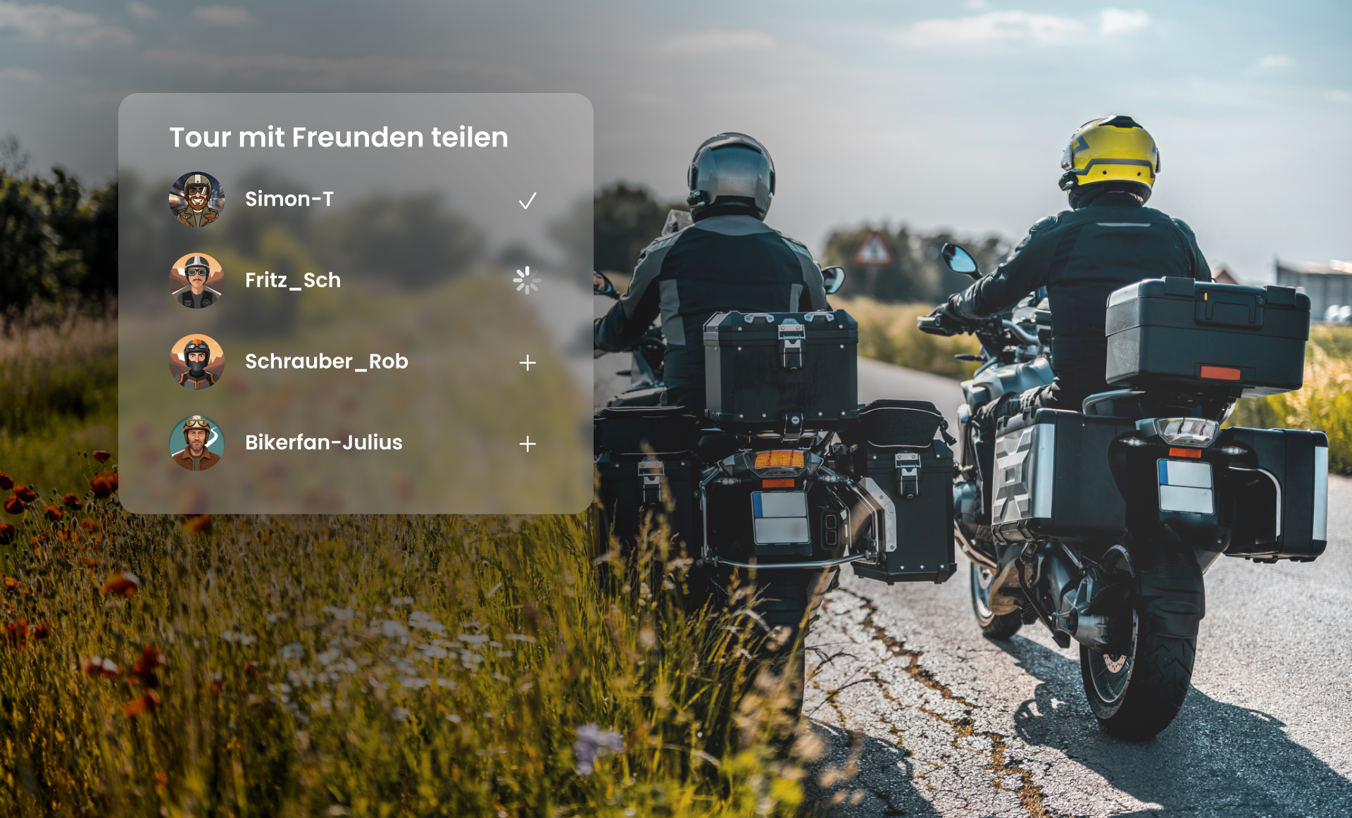 Mehrere Motorradfahrer fahren gemeinsam auf einer Landstraße, mit eingeblendeter App-Oberfläche zum Teilen einer Tour mit Freunden.