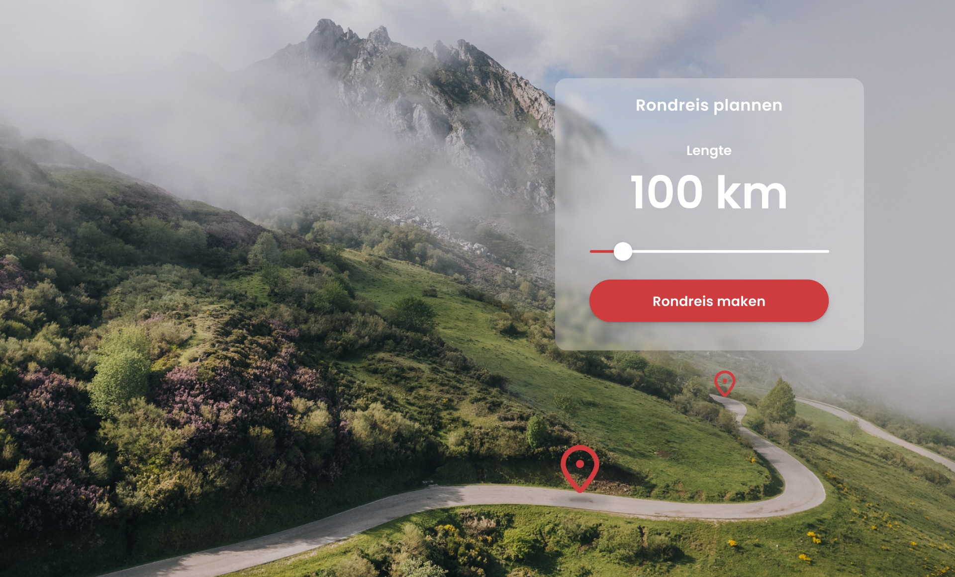 Bochtige bergweg in groen landschap met zichtbare app-interface voor het plannen van een rondreis.