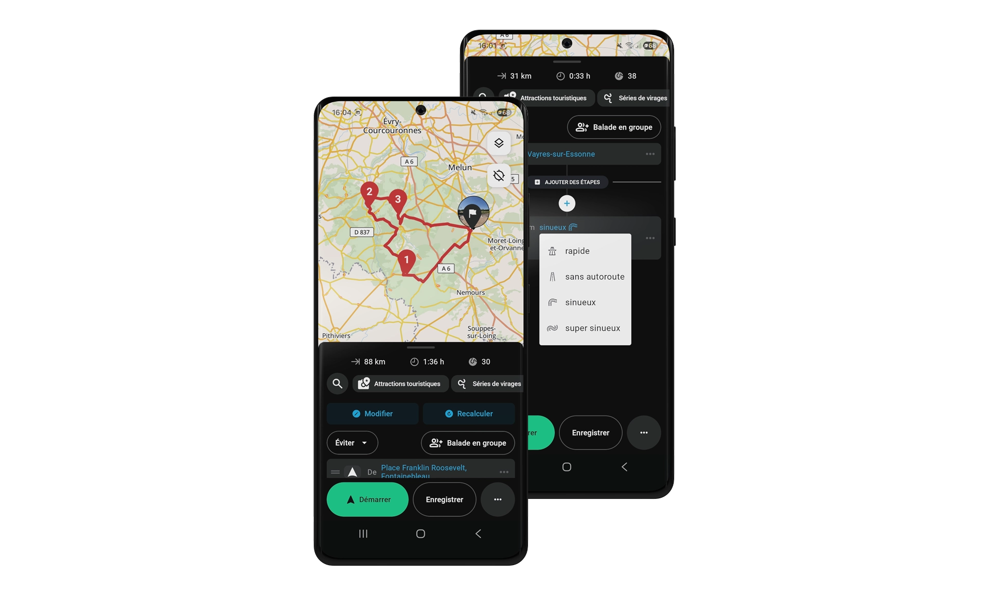 Un motard roule dans un virage serré : les indications de navigation et audio de l'application sont affichées.