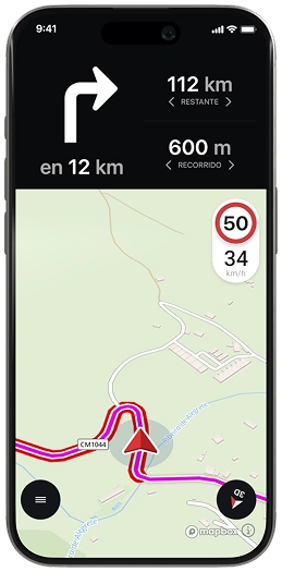 Aktive Motorradnavigation auf dem Smartphone-Display mit Geschwindigkeitsanzeige und Tempolimit – navigiere sicher und entspannt über kurvige Straßen und durch schöne Landschaften.
