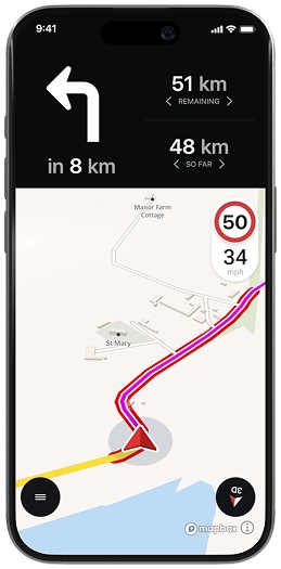 Aktive Motorradnavigation auf dem Smartphone-Display mit Geschwindigkeitsanzeige und Tempolimit – navigiere sicher und entspannt über kurvige Straßen und durch schöne Landschaften.