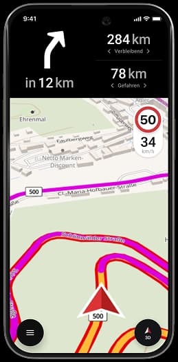 Aktive Motorradnavigation auf dem Smartphone-Display mit Geschwindigkeitsanzeige und Tempolimit – navigiere sicher und entspannt über kurvige Straßen und durch schöne Landschaften.