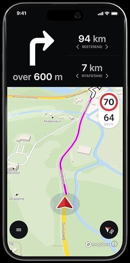 Aktive Motorradnavigation auf dem Smartphone-Display mit Geschwindigkeitsanzeige und Tempolimit – navigiere sicher und entspannt über kurvige Straßen und durch schöne Landschaften.