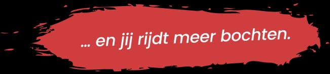Banner mit rotem Pinselstrich und dem Slogan "... und du fährst kurvenreicher." – hol dir den maximalen Fahrspaß auf kurvigen Straßen mit unserer Motorradnavigation.