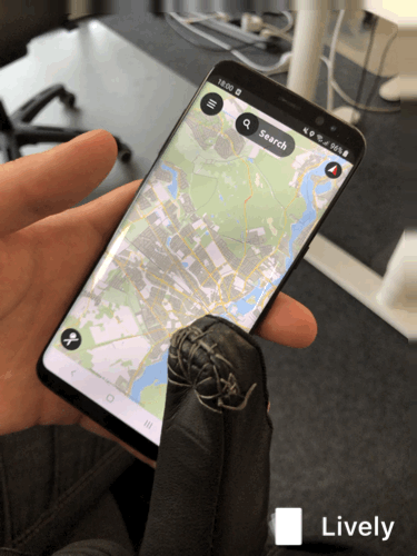 Praxistest mit Motorradhandschuh mit Silberfaden auf dem Smartphone