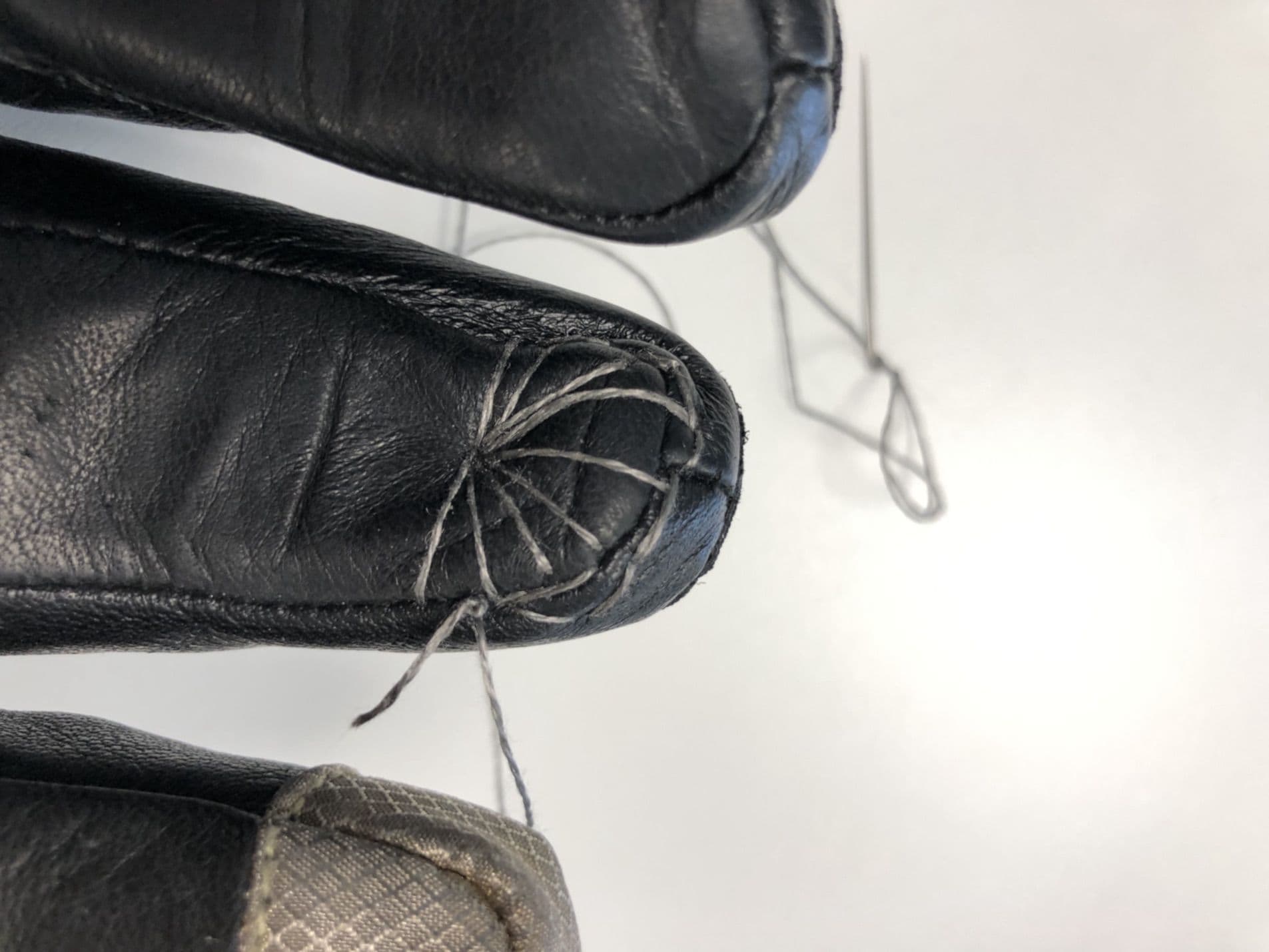 Detailansicht vom Motorradhandschuh mit Silberfaden