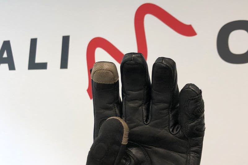 Motorradhandschuh mit leitfähiger Fingerkuppe