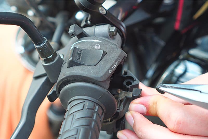 Schaumstoff im Blinker-Schalter platzieren