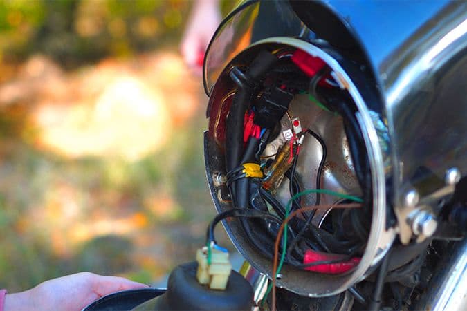 Kabel im Scheinwerfer